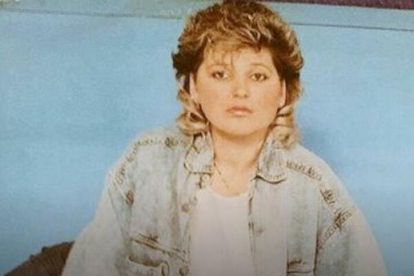 TRANSFORMACIJA STOLEĆA! Na fotki nije ni Ceca, ni Brena, već pevačica čije pesme SVI PEVATE! (FOTO)