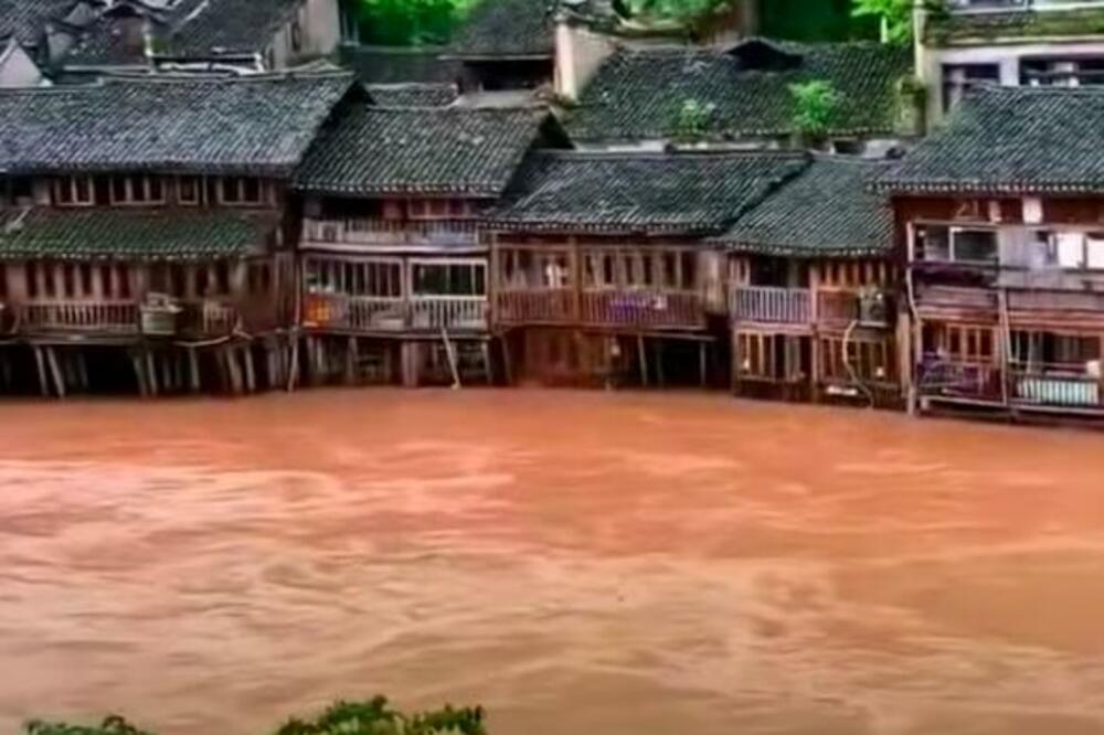 POPLAVE PRAVE HAOS U KINI: 10 osoba STRADALO, 3 NESTALE (VIDEO)