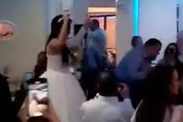 MLADA GA UZELA U RUKE NASRED SVADBE I KRENULA DA "ISPALJUJE": Veću bizarnost od ove niste videli (VIDEO)