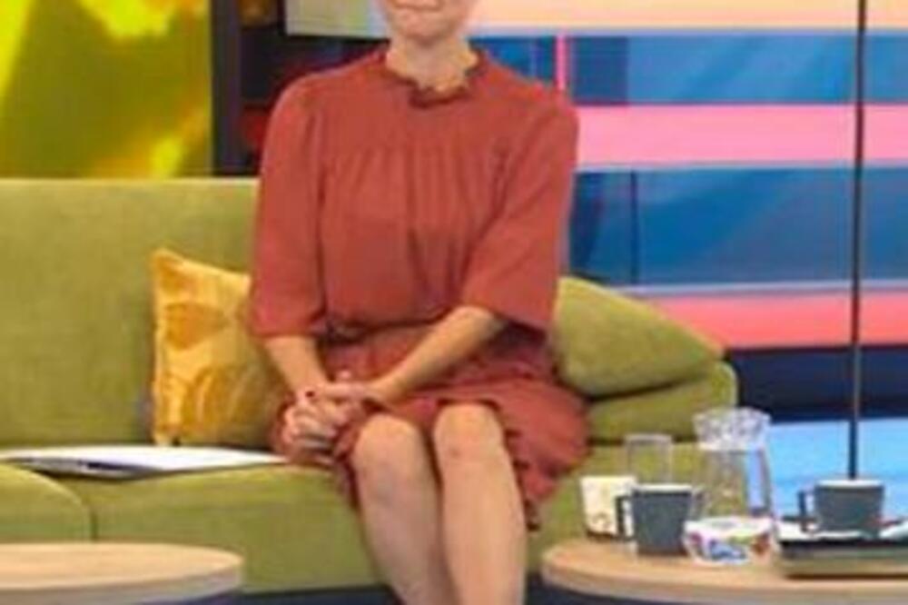 HRVATSKA VODITELJKA ZADIGLA HALJINU I POKAZALA "ZABRANJENO": Skroz je MODRA, ŠOK (FOTO)