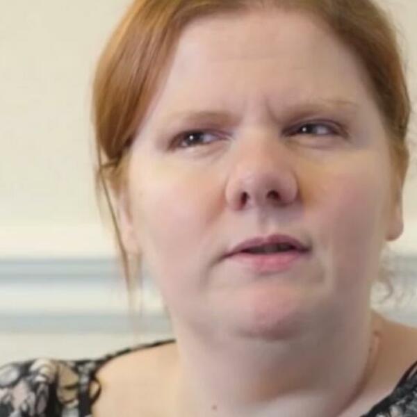 OVO JE ŽENA KOJA SMRDI KAO RIBA! Misle da je PROKLETA, posle tuširanja SMRAD je još gori (VIDEO)