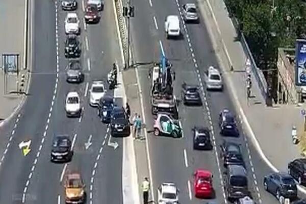 SUDAR NA BRANKOVOM MOSTU BLOKIRAO SAOBRAĆAJ: "Smart" preprečio najbržu traku, GUŽVA U OBA SMERA! (FOTO)