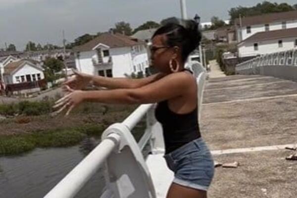 NAGLA SE PREKO MOSTA I URADILA NEŠTO MORBIDNO: Morala je da obriše RUKE odmah posle toga (FOTO)