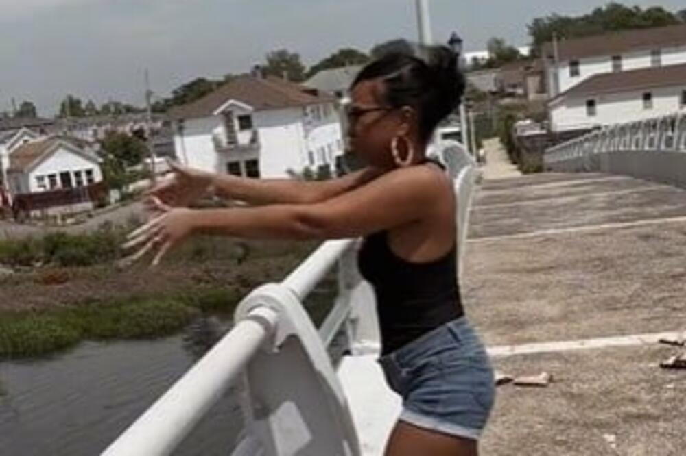 NAGLA SE PREKO MOSTA I URADILA NEŠTO MORBIDNO: Morala je da obriše RUKE odmah posle toga (FOTO)