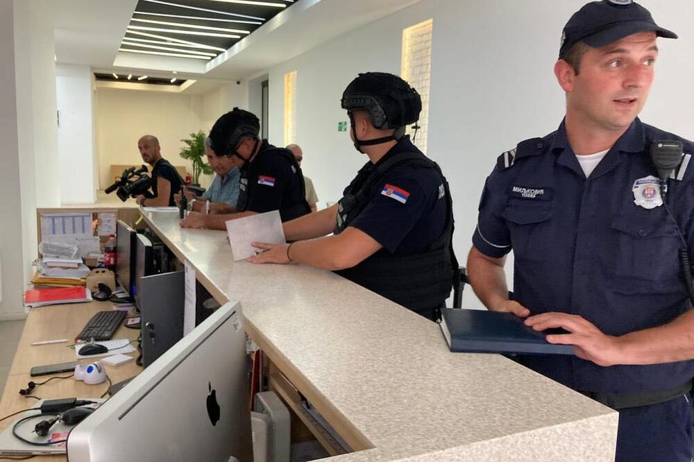 NA ADRESE 2 SREDNJE ŠKOLE U NIŠU STIGLE DOJAVE O BOMBAMA: Nastava obustavljena, KD ekipe i u Novom Sadu