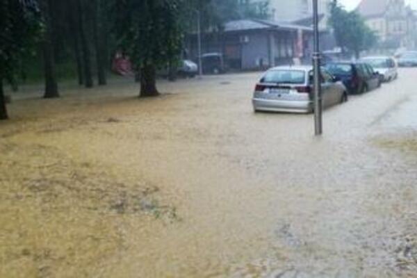 ULICE U NOVOM GRADU PRETVORENE U REKE: Saobraćaj je otežan, voda prekrila točkove automobila! Najavljeno još KIŠE!