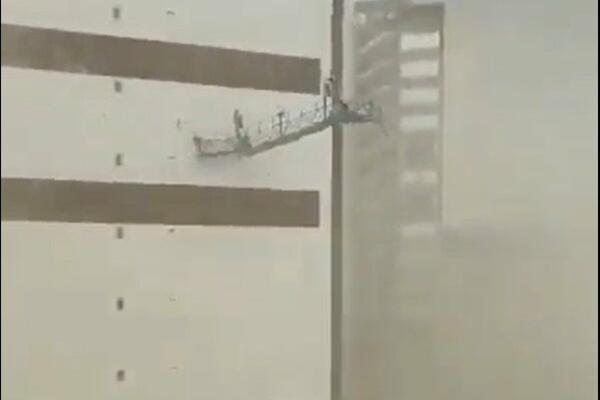 STRAVIČAN SNIMAK! Oluja bacala RADNIKE sa skele u SMRT, čuje se URLANJE I VRISKA (UZNEMIRUJUĆE)