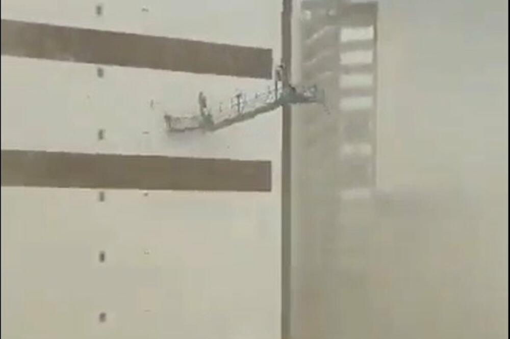 STRAVIČAN SNIMAK! Oluja bacala RADNIKE sa skele u SMRT, čuje se URLANJE I VRISKA (UZNEMIRUJUĆE)