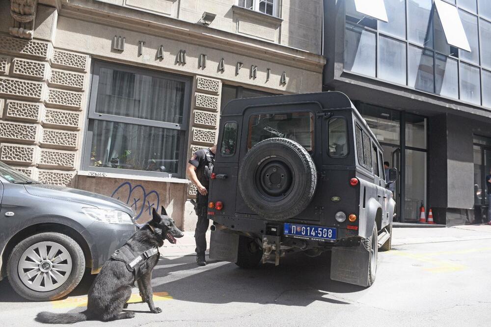 PONOVO SERIJA DOJAVA O BOMBI: Na meti TRŽNI CENTRI u Beogradu, u TOKU EVAKUACIJA! (FOTO)