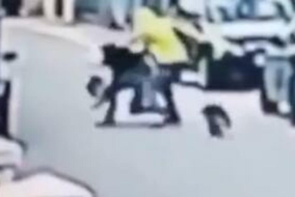 NAPASTVOVAO DEVOJKU U SRED BELA DANA, SNIMAK ZGRAŽAVA: Uskočio i ON pred kraj (VIDEO)