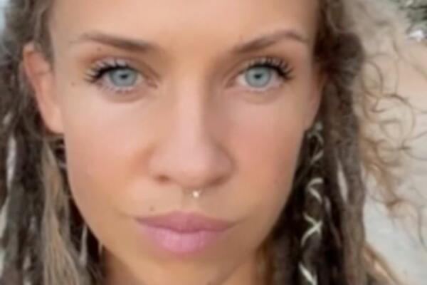 "PUŠIM JE KAD DECA ODU NA SPAVANJE": Majka ZAREPASTILA javnost, radi to SVAKODNEVNO (FOTO)