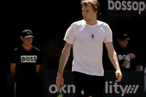 PSOVAO SVE PO SPISKU - OD TERENA DO MAJKI... Sreća njegova što sudija i Mari ne razumeju RUSKI! (VIDEO)