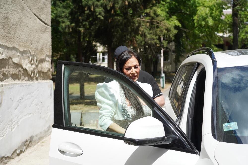 CECA STIGLA NA SNIMANJE PA SVE OSTAVILA U VELIKOM ŠOKU: Da li je moguće da se OVAKVA pojavi javno? (FOTO)