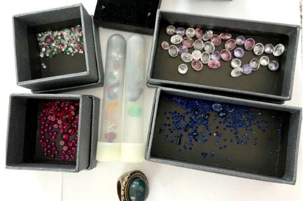 DOBAR "ULOV" SRPSKIH CARINIKA: 700.000 evra, smaragdi, raznobojni kamenčići u ručnom prtljagu