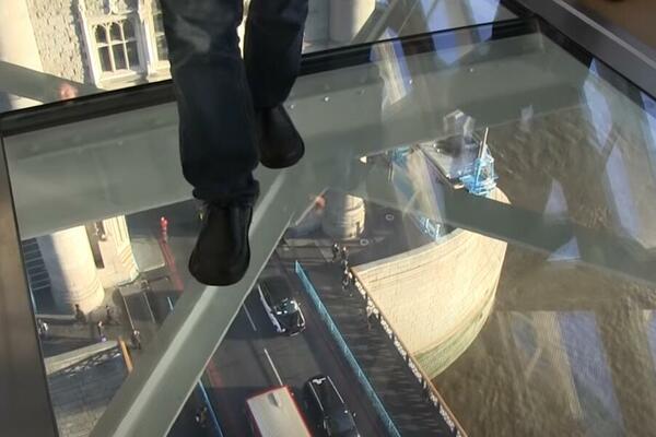 TURISTIČKA ATRAKCIJA VREDNA MILIONA: Staklena staza duga 42 metra, u jednom danu pređe 40.000 pešaka i vozača!