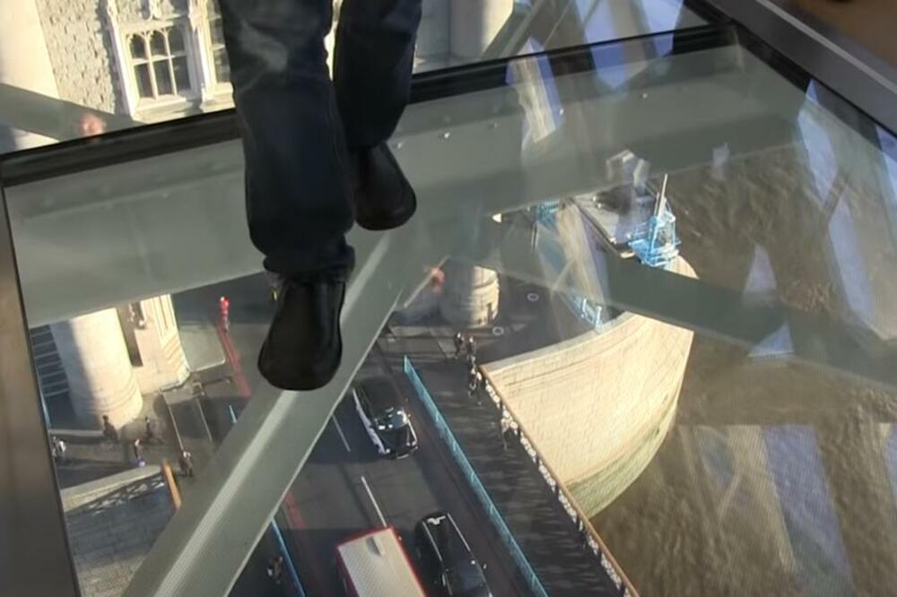 TURISTIČKA ATRAKCIJA VREDNA MILIONA: Staklena staza duga 42 metra, u jednom danu pređe 40.000 pešaka i vozača!
