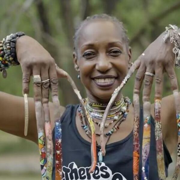 PUŠTA NOKTE VEĆ 33 GODINE, SVE JE OBJASNILA: Jedna stvar je svima zapala za oko, KAKO to može? (VIDEO)