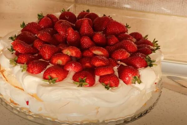 ISTORIJSKO IME, VANVREMENSKI SPECIJALITET: Ana Pavlova će vam zavesti nepce, omiljena je poslastica broj jedan!