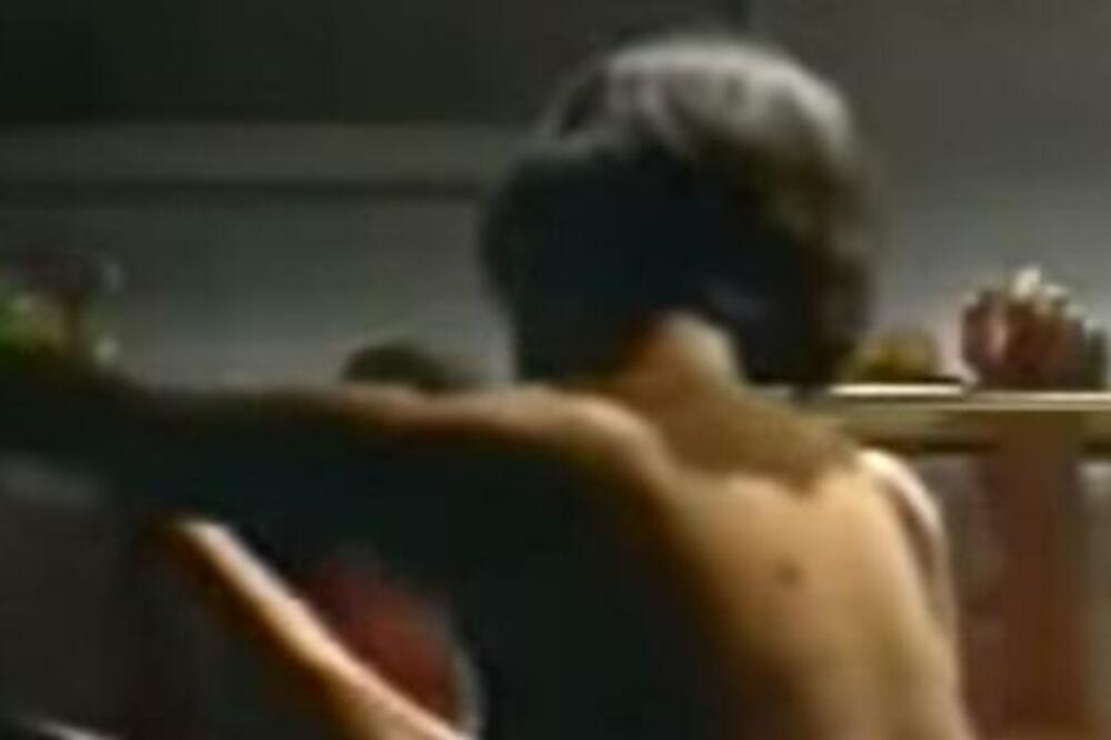 SKIDALA SE DO GOLE KOŽE: Bjelogrlić bi OVAJ SNIMAK SVOJE ŽENE danas ZAPALIO da može! (VIDEO 18+)