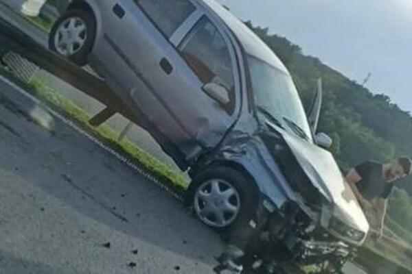 JOŠ JEDAN AUTO NASAĐEN NA BANKINU: Šta to ljudi radite? Hauba potpuno uništena! (FOTO)