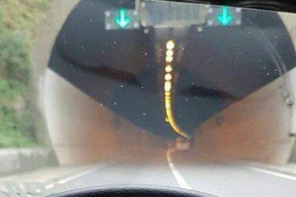 SLIKA KOJA ODIŠE PROSTAKLUKOM! Svi bi da UĐU, a evo šta je PRAVA POZADINA (FOTO)