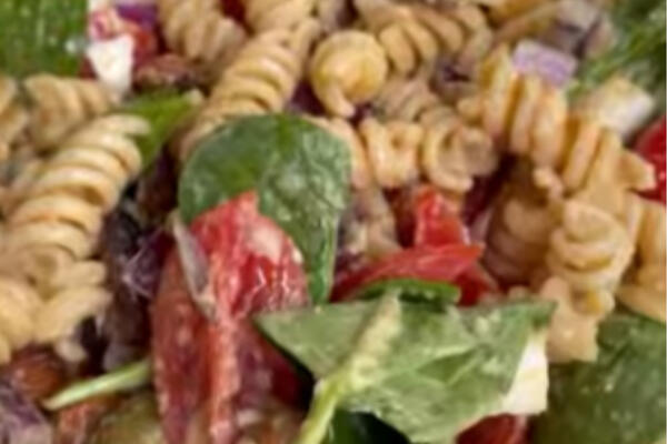 OSVEŽAVAJUĆA SALATA KOJA ĆE ZADOVOLJITI VAŠA NEPCA: Potrebno vam je svega par sastojaka, PROBAJTE (VIDEO)