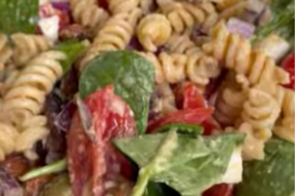 OSVEŽAVAJUĆA SALATA KOJA ĆE ZADOVOLJITI VAŠA NEPCA: Potrebno vam je svega par sastojaka, PROBAJTE (VIDEO)