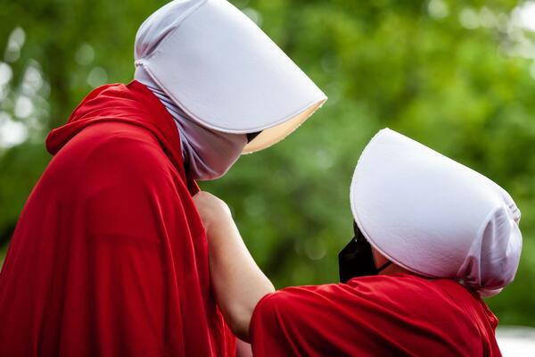 AUTORKA "SLUŠKINJINE PRIČE" POBESNELA! Protestuje TEKSAŠKOJ cenzuri na ORIGINALAN način, fanovi u ŠOKU