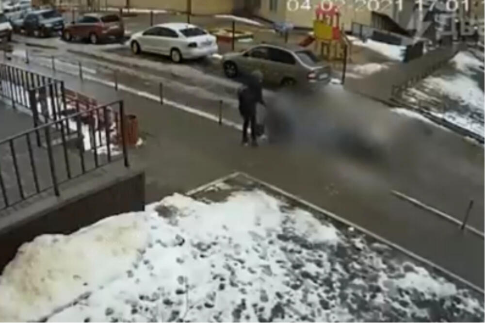 NAJJEZIVIJI SNIMAK: Samoubica pao na BEBU, majka GLEDALA kako joj DETE UMIRE (UZNEMIRUJUĆE)