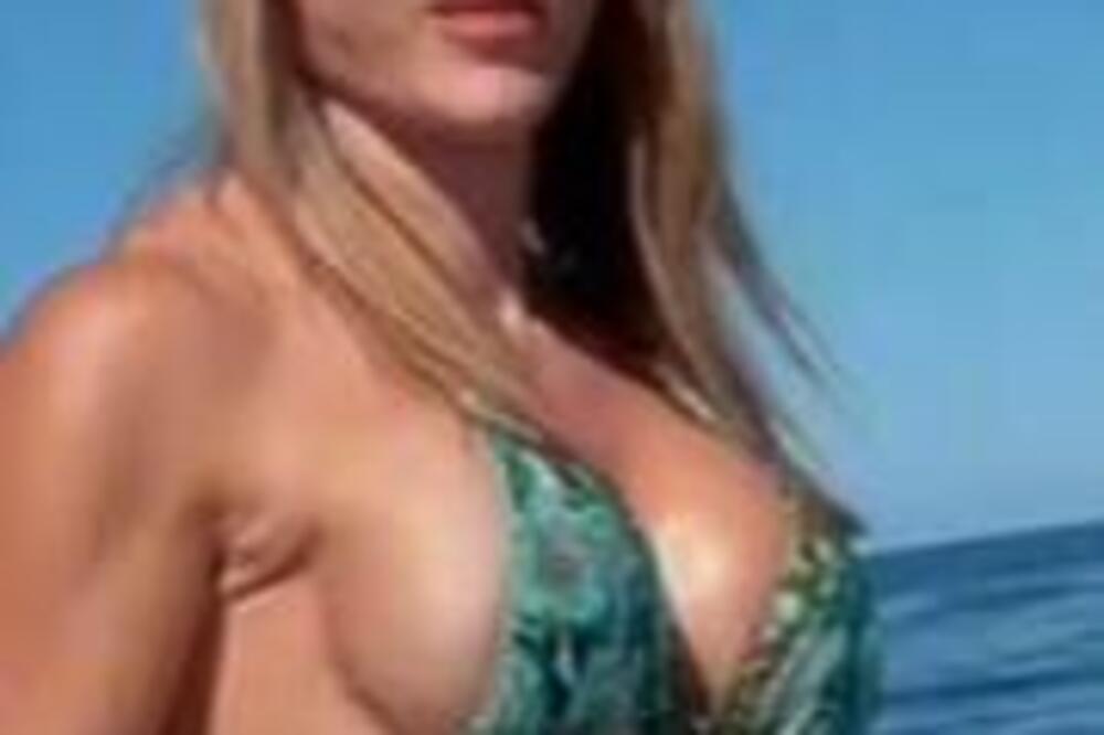 SKINULA SE MAJKA 3 DECE, PA IH POSVE RAZUZDALA: Zbog oblika ZEVAJU i žene i muškarci (VIDEO)