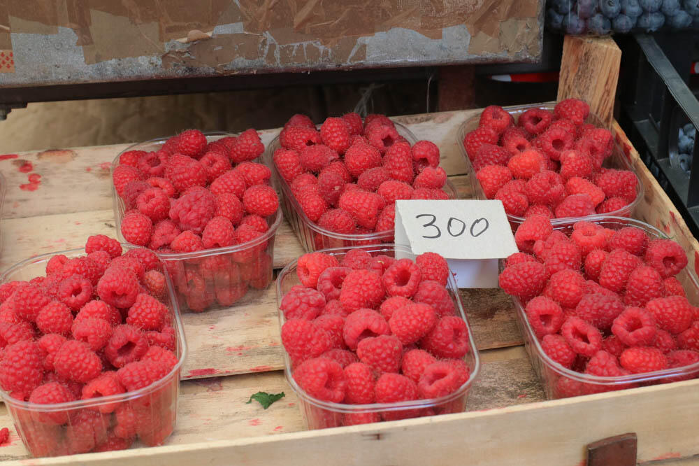 MALINE OVE GODINE IDU I PREKO 300 DINARA: Na pijaci je tek haos, evo koliko tačno morate da izdvojite sada za KILO