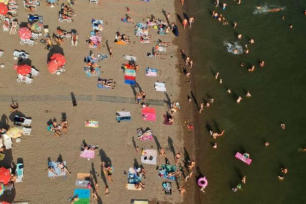 ZLATNI PESAK, PLAVA VODA, LEŽALJKE: Svi BULJE u FOTKU PLAŽE, da li je moguće da se OVO nalazi u Srbiji?! (FOTO)
