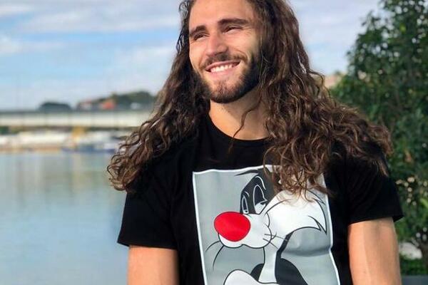 ODBOJKAŠ SA NEOBIČNIM IMIDŽOM! Nikola Meljanac svojim stajlingom mami uzdahe dama! (FOTO)