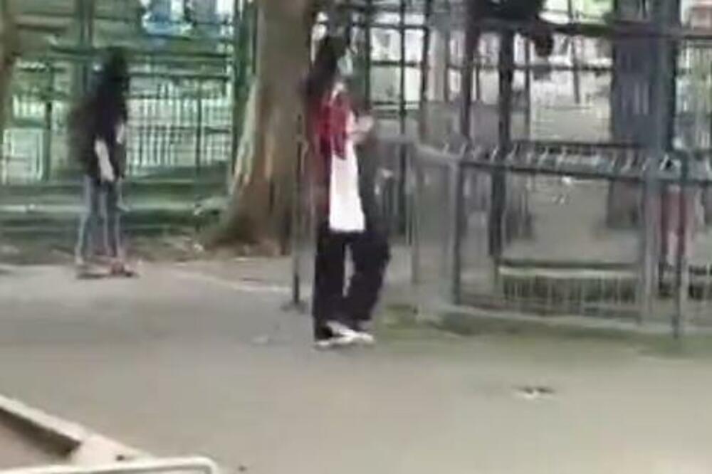 HTELA DA NAPRAVI SELFI SA MAJMUNOM, PA SE GORKO POKAJALA: Ovo nije očekivala! (VIDEO)