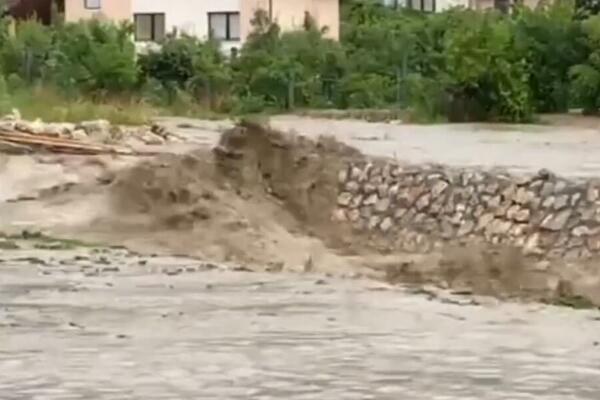 ALARMANTNO STANJE U ČELIĆU: Potopljeno više od 100 objekata, izlile se REKE! (VIDEO)