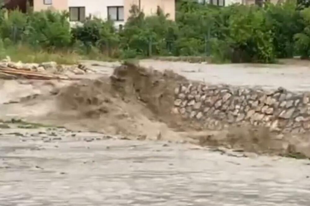 ALARMANTNO STANJE U ČELIĆU: Potopljeno više od 100 objekata, izlile se REKE! (VIDEO)
