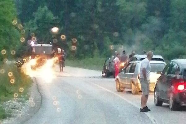 BUKTINJA NA PUTU U SELU KOD KOSJERIĆA: Zapalio se automobil, vozilo potpuno izgorelo! (FOTO)