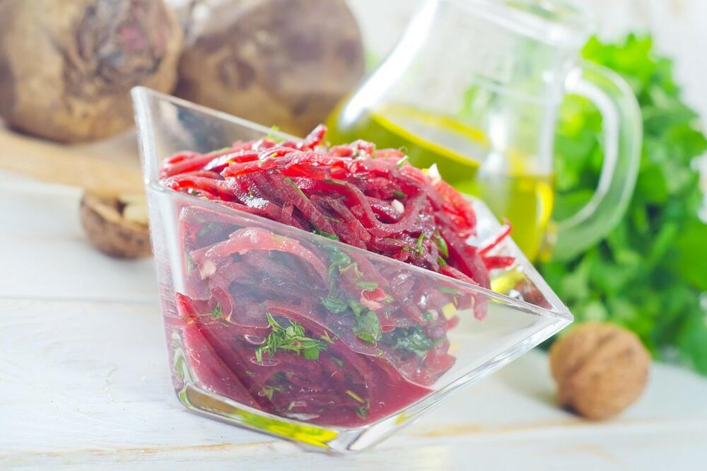 DA PUCATE OD ZDRAVLJA: Posebna SALATA OD CVEKLE koja će vas ZASITITI I PREPORODITI!