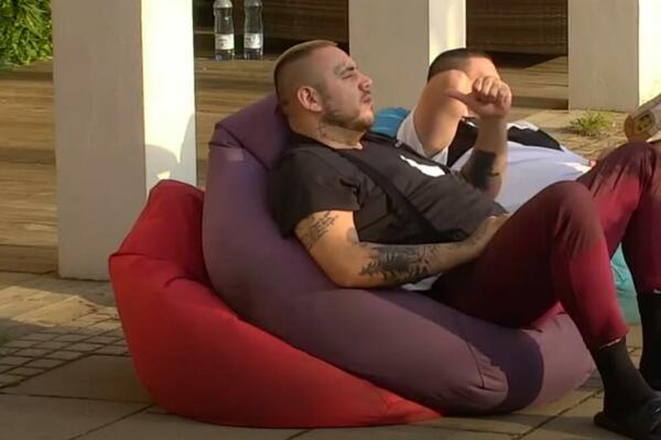 "KORISTIM SESTRINO DETE ZA SVOJE DEVIJANTNE VEZE!": Car očajan zbog porodice, ogolio dušu o svemu! (VIDEO)