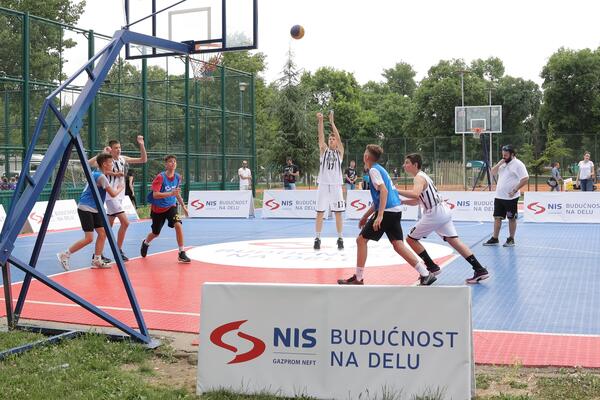 SPORTSKE IGRE MLADIH NA ADI CIGANLIJI: Održani turniri u basketu i malom fudbalu za najmlađe (FOTO)