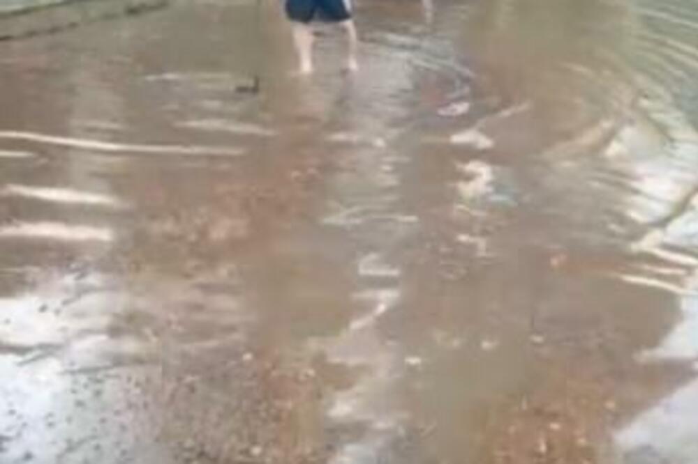 VANREDNA SITUACIJA U MIONICI: Bujice odnele čak i MOSTOVE!