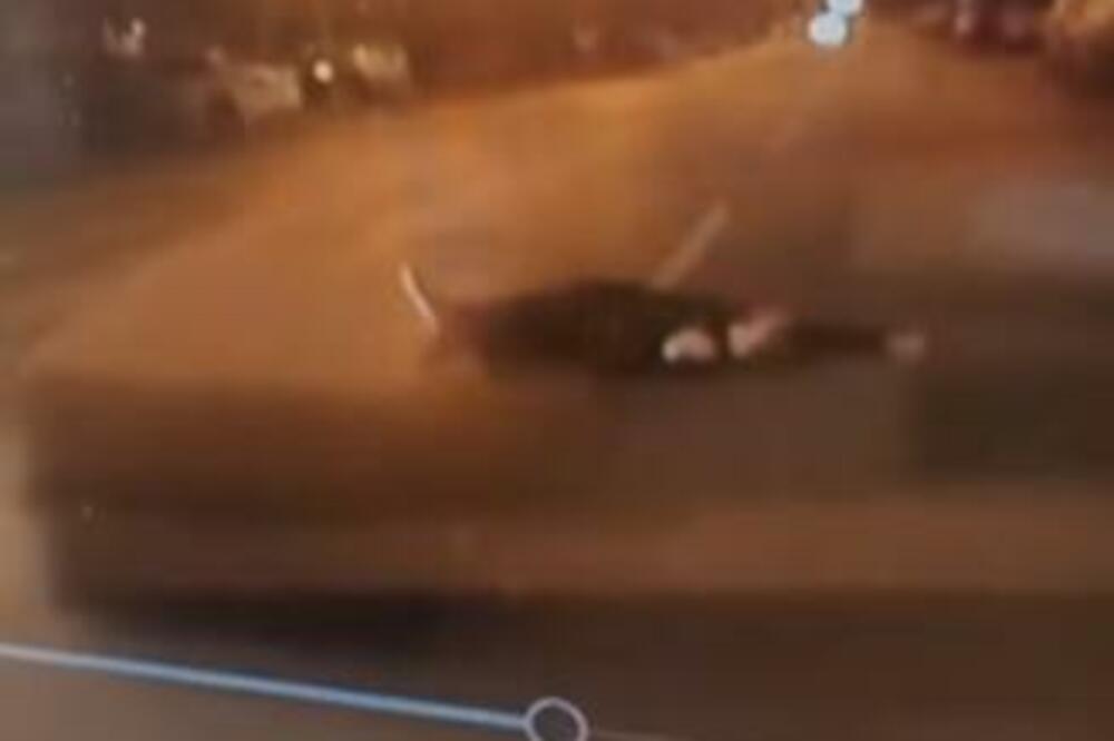 PIJANI HRVAT LEGAO NASRED PUTA U NOVOM SADU: Od gaženja ga spasli prolaznici, pojavio se UZNEMIRUJUĆ SNIMAK (VIDEO)