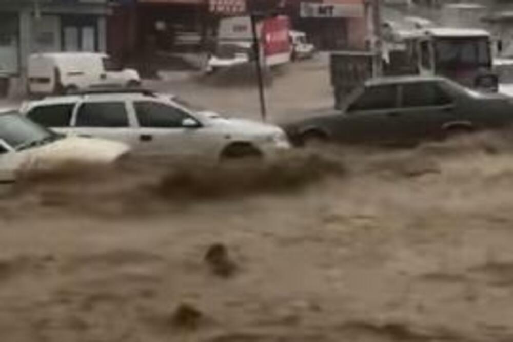 PRVE ŽRTVE NEVREMENA U TURSKOJ: Ulice Ankare pod vodom, reka nosi automobile po putu (VIDEO)