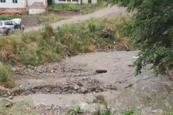 JAKO NEVREME POGODILO I ZAPADNU SRBIJU: Meštani strahuju od pojave klizišta (FOTO)