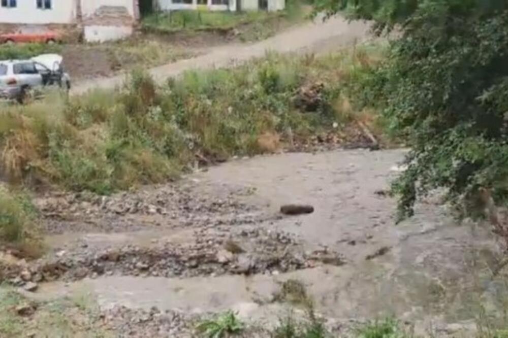 JAKO NEVREME POGODILO I ZAPADNU SRBIJU: Meštani strahuju od pojave klizišta (FOTO)