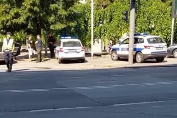 PROŠAO BMW-OM KROZ CRVENO: Vozilo Žandarmerije pokušalo da izbegne nesreću pa se zakucalo u trafiku! NOVI DETALJI!