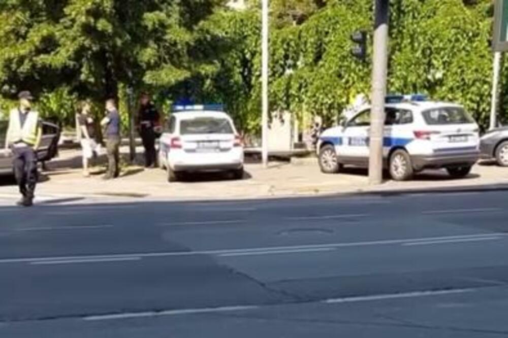 PROŠAO BMW-OM KROZ CRVENO: Vozilo Žandarmerije pokušalo da izbegne nesreću pa se zakucalo u trafiku! NOVI DETALJI!