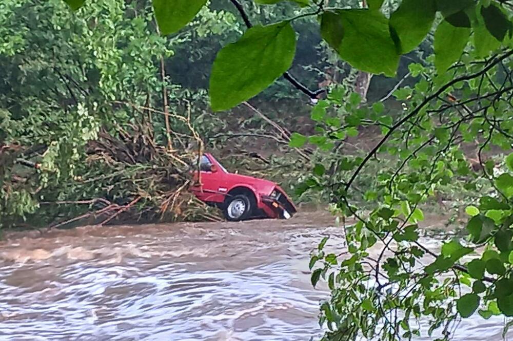 VODENA STIHIJA NOSILA SVE PRED SOBOM, IZLILA SE REKA KAMENICA: Nezapamćeno nevreme u okolini Čačka! (FOTO)