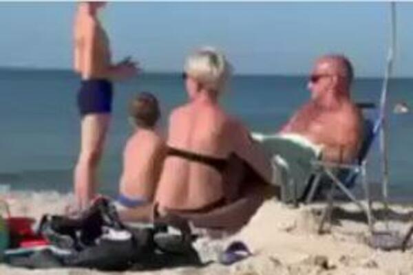 SCENA NA PLAŽI OD KOJE SE PREVRĆE ŽELUDAC! Roditelji se ZADOVOLJAVALI, deca gledala, a turista SNIMAO čin (VIDEO)