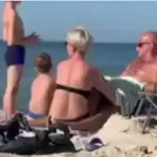 LEŽALA JE NA PLAŽI I JELA PICU: Sledećeg momenta njena ruka bila je u ČELJUSTI ZVERI, počela je da vrišti, horor!